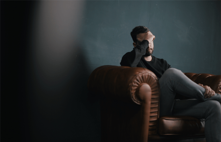 homme,assis,sofa,gris,main,mur